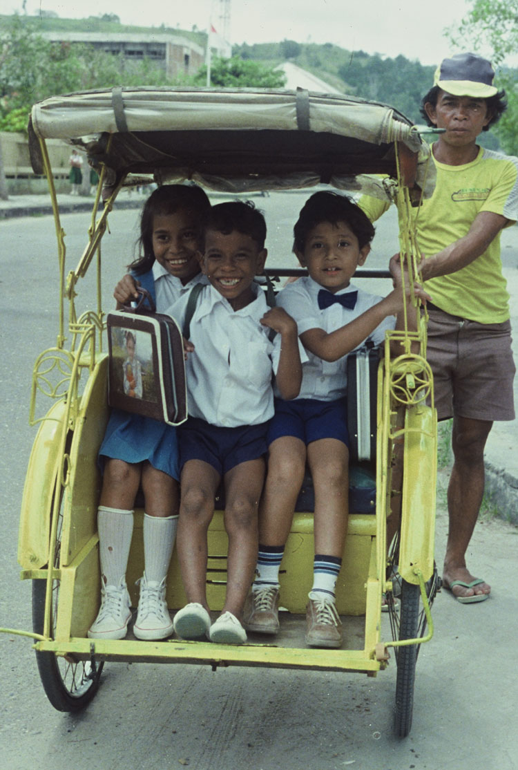 Betjak fietstaxi met schoolkinderen